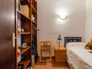Acogedora habitación en un apartamento de 3 dormitorios en Gràcia, Barcelona