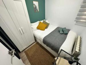 Se alquila habitación en apartamento de 5 dormitorios en Centro, Madrid.